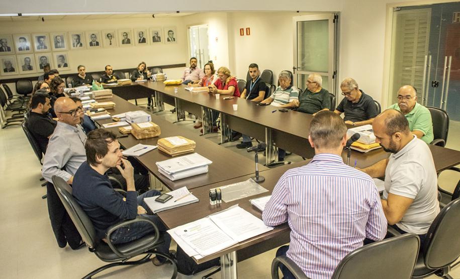 A Diretoria de Engenharia e Manutenção dos Portos do Paraná já analisa as propostas técnicas que concorrem para desenvolver o projeto executivo da avenida Ayrton Senna da Silva. O projeto é para restauração e ampliação da capacidade do trecho urbano, com 8,1 quilômetros de extensão, entre a continuação da BR 277 e o Porto de Paranaguá.