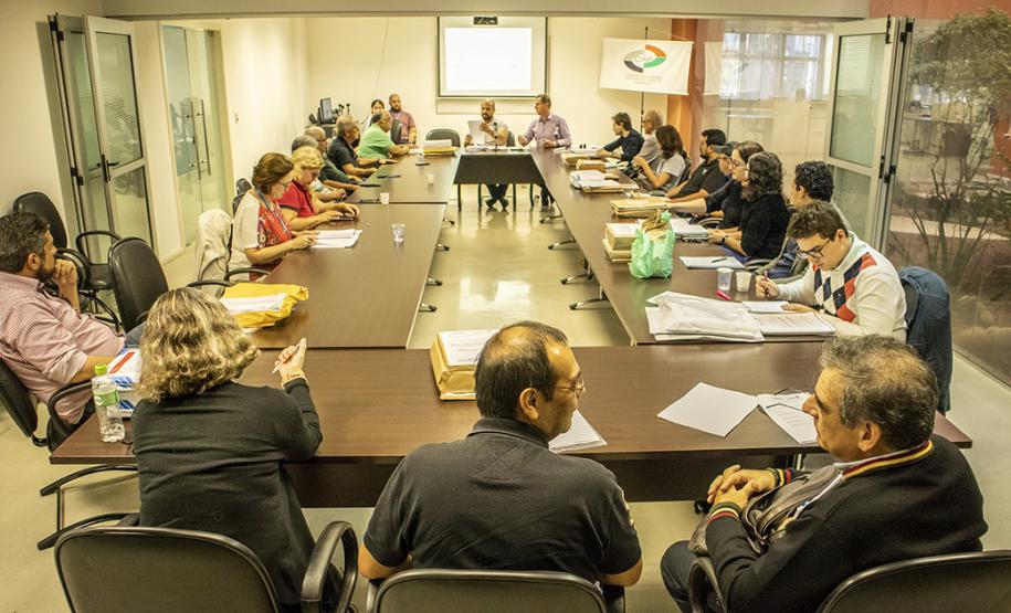 A Diretoria de Engenharia e Manutenção dos Portos do Paraná já analisa as propostas técnicas que concorrem para desenvolver o projeto executivo da avenida Ayrton Senna da Silva. O projeto é para restauração e ampliação da capacidade do trecho urbano, com 8,1 quilômetros de extensão, entre a continuação da BR 277 e o Porto de Paranaguá.