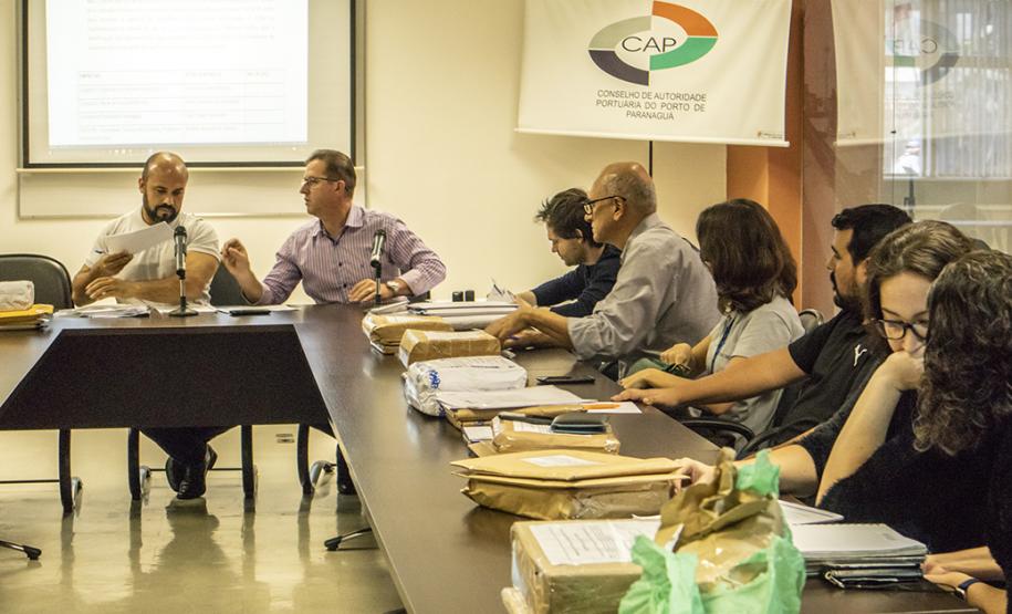 A Diretoria de Engenharia e Manutenção dos Portos do Paraná já analisa as propostas técnicas que concorrem para desenvolver o projeto executivo da avenida Ayrton Senna da Silva. O projeto é para restauração e ampliação da capacidade do trecho urbano, com 8,1 quilômetros de extensão, entre a continuação da BR 277 e o Porto de Paranaguá.