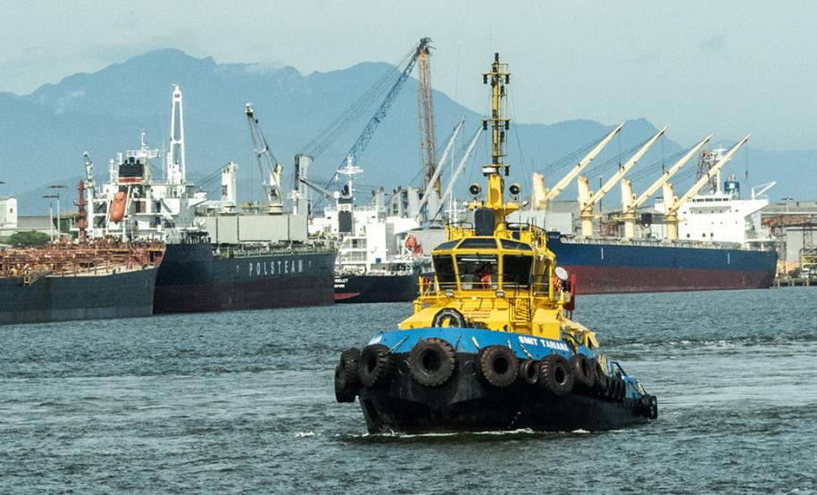 Portos do Paraná têm movimento intenso neste fim de semana