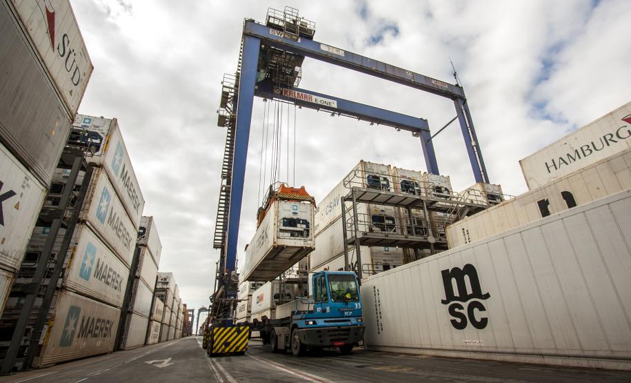 Além disso, a TCP conta com o maior parque de tomadas reefer do país. São 3.624 tomadas e 153 torres metálicas espalhadas no pátio que servem
de acesso para o monitoramento e conexão/desconexão dos contêineres.