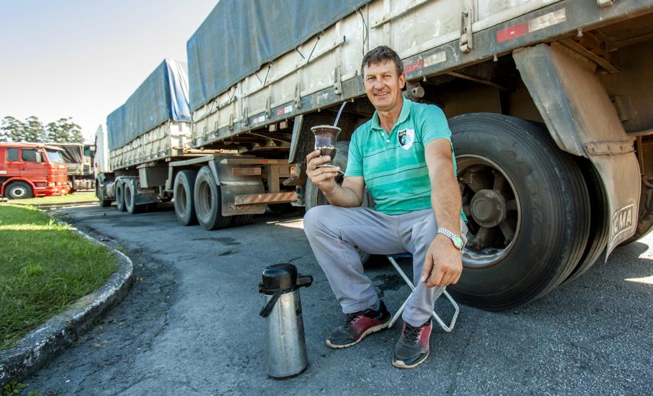 Empresa pública Portos do Paraná consegue dar conta do alto fluxo de caminhões, com segurança e tranquilidade. Sistema opera integrada tanto no recebimento dos veículos quanto nos terminais para descarga.