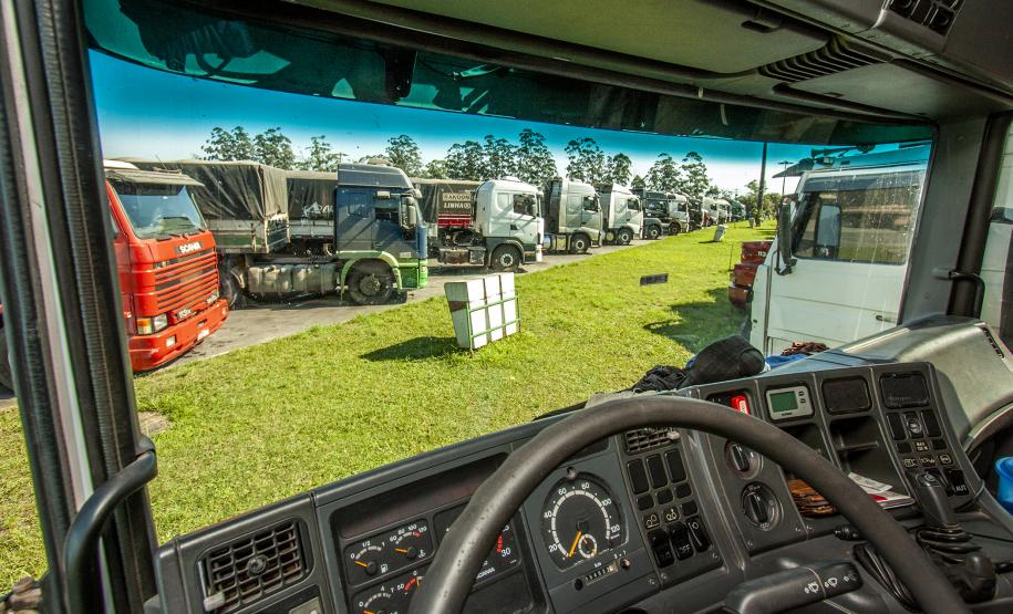 Empresa pública Portos do Paraná consegue dar conta do alto fluxo de caminhões, com segurança e tranquilidade. Sistema opera integrada tanto no recebimento dos veículos quanto nos terminais para descarga.
