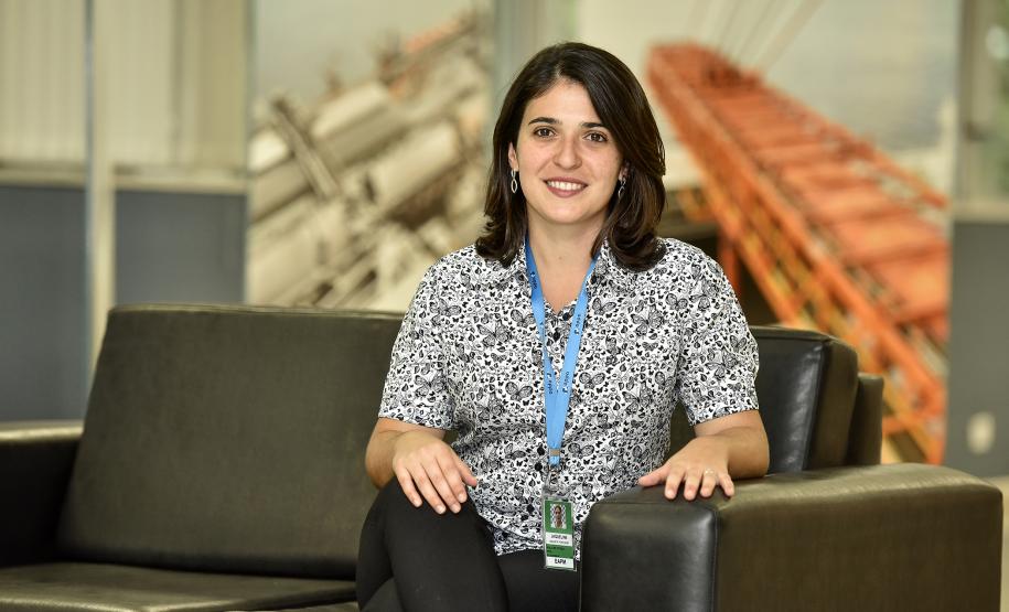 Funcionária dos Portos faz curso de gestão portuária na França Após vencer concurso interno entre as funcionárias da empresa Portos do Paraná, a bióloga Jaqueline Dittrich participa de um curso de Gestão Portuária exclusivo para Mulheres, em Le Havre