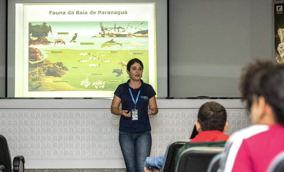 Funcionária dos Portos faz curso de gestão portuária na França Jaqueline passou por uma seleção interna e foi selecionada entre oito interessadas, das 30 funcionárias do quadro permanente da empresa. Além do currículo, o domínio da Língua Inglesa (na qual o curso será ministrado) contou pontos para esta oportunidade.