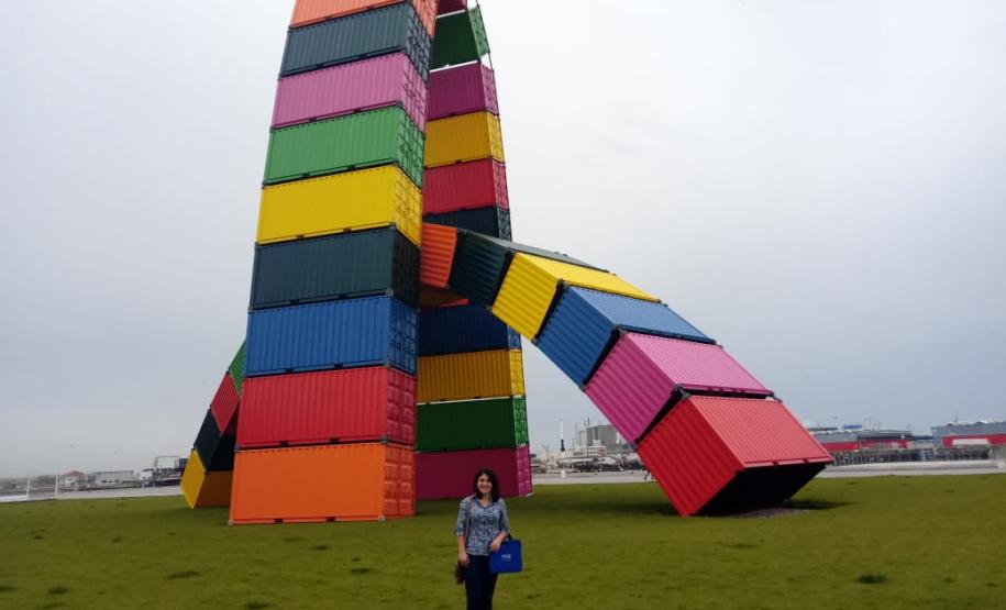 Funcionária dos Portos faz curso de gestão portuária na França Jaqueline em frente ao IPER, em Le Havre, na França.