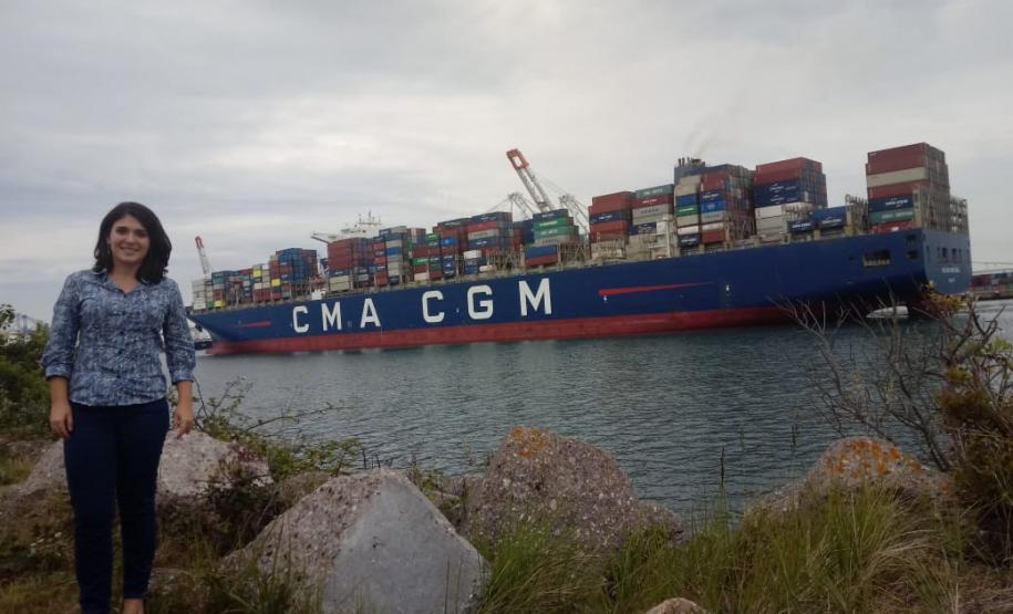 Funcionária dos Portos faz curso de gestão portuária na França Na foto, Jaqueline durante o primeiro dia de curso, em visita ao Porto de Le Havre.