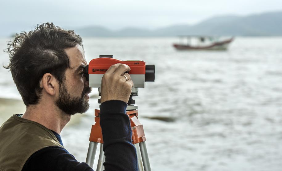 “Por dever legal temos que fazer esses monitoramentos e dar um retorno para a população no que a atividade portuária vem impactando ou não a vida deles. A importância desse monitoramento especifico é de transporte de sedimentos ao longo da baía. É possível saber se uma praia está perdendo sedimentos ou recebendo sedimentos”, diz Juliana.