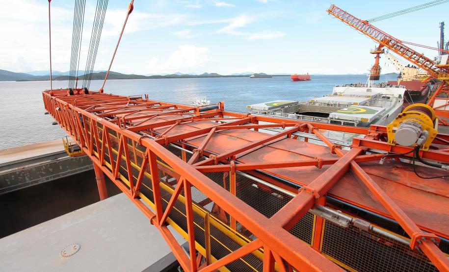 Esta semana, o Corredor de Exportação do Porto de Paranaguá registrou mais um recorde. Na última terça-feira (25), foram embarcadas 57.193 toneladas de milho em um único berço de atracação. Ou seja, mais de 2,3 mil toneladas de grão por hora. O volume supera a marca anterior, registrada em 8 de dezembro de 2015, quando foram 51,6 mil toneladas em um único dia.