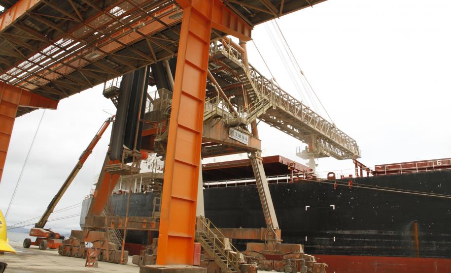 Esta semana, o Corredor de Exportação do Porto de Paranaguá registrou mais um recorde. Na última terça-feira (25), foram embarcadas 57.193 toneladas de milho em um único berço de atracação. Ou seja, mais de 2,3 mil toneladas de grão por hora. O volume supera a marca anterior, registrada em 8 de dezembro de 2015, quando foram 51,6 mil toneladas em um único dia.