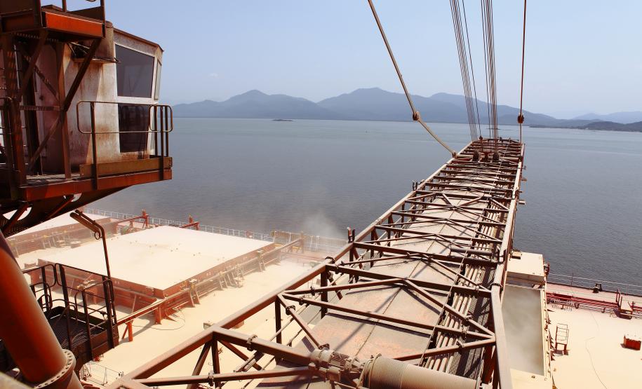 Esta semana, o Corredor de Exportação do Porto de Paranaguá registrou mais um recorde. Na última terça-feira (25), foram embarcadas 57.193 toneladas de milho em um único berço de atracação. Ou seja, mais de 2,3 mil toneladas de grão por hora. O volume supera a marca anterior, registrada em 8 de dezembro de 2015, quando foram 51,6 mil toneladas em um único dia.