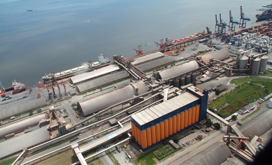 Esta semana, o Corredor de Exportação do Porto de Paranaguá registrou mais um recorde. Na última terça-feira (25), foram embarcadas 57.193 toneladas de milho em um único berço de atracação. Ou seja, mais de 2,3 mil toneladas de grão por hora. O volume supera a marca anterior, registrada em 8 de dezembro de 2015, quando foram 51,6 mil toneladas em um único dia.