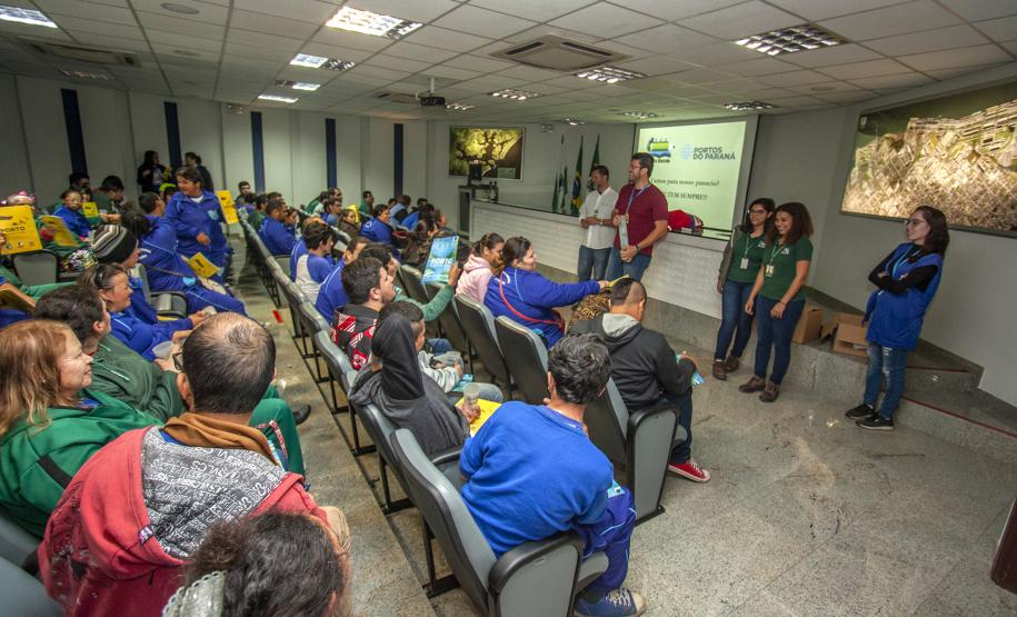 A visita foi dividida em duas turmas de 80 alunos, uma pela manhã e outra, à tarde. Pela manhã, participaram da palestra e visita ao cais do Porto de Paranaguá alunos mais velhos. À tarde, foi a vez das crianças. Nos dois momentos, com os dois públicos, a emoção foi contagiante.