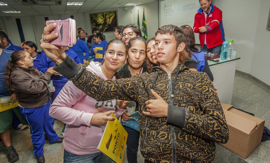 A visita foi dividida em duas turmas de 80 alunos, uma pela manhã e outra, à tarde. Pela manhã, participaram da palestra e visita ao cais do Porto de Paranaguá alunos mais velhos. À tarde, foi a vez das crianças. Nos dois momentos, com os dois públicos, a emoção foi contagiante.