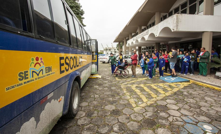 Encerrando as atividades do primeiro semestre do Porto Escola, a equipe da Diretoria de Meio Ambiente da Portos do Paraná recebeu nesta quinta-feira (27) 160 alunos com necessidades especiais da Escola Municipal Eva Cavani, de Paranaguá.