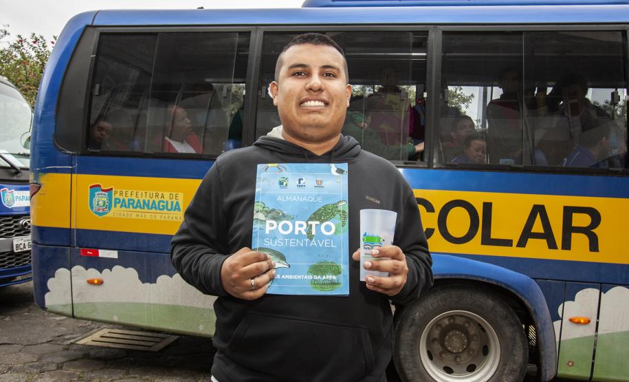 O artista premiado no ano passado, estava novamente nesta visita de hoje (27). Daniel Nunes, de 23 anos, conta que a visita é muito legal, principalmente porque ele pode ver os botos.