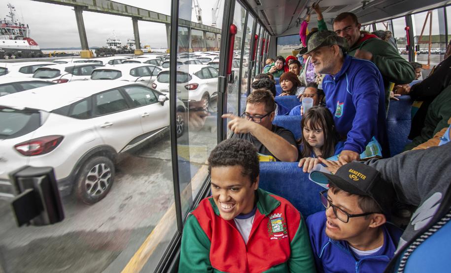 A visita foi dividida em duas turmas de 80 alunos, uma pela manhã e outra, à tarde. Pela manhã, participaram da palestra e visita ao cais do Porto de Paranaguá alunos mais velhos. À tarde, foi a vez das crianças. Nos dois momentos, com os dois públicos, a emoção foi contagiante.