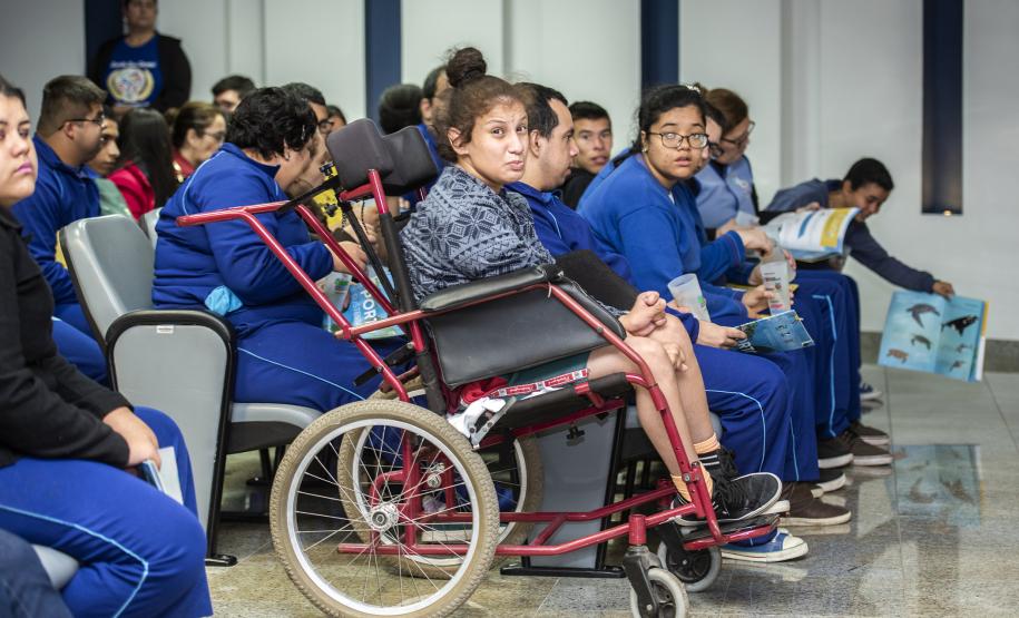 A visita foi dividida em duas turmas de 80 alunos, uma pela manhã e outra, à tarde. Pela manhã, participaram da palestra e visita ao cais do Porto de Paranaguá alunos mais velhos. À tarde, foi a vez das crianças. Nos dois momentos, com os dois públicos, a emoção foi contagiante.