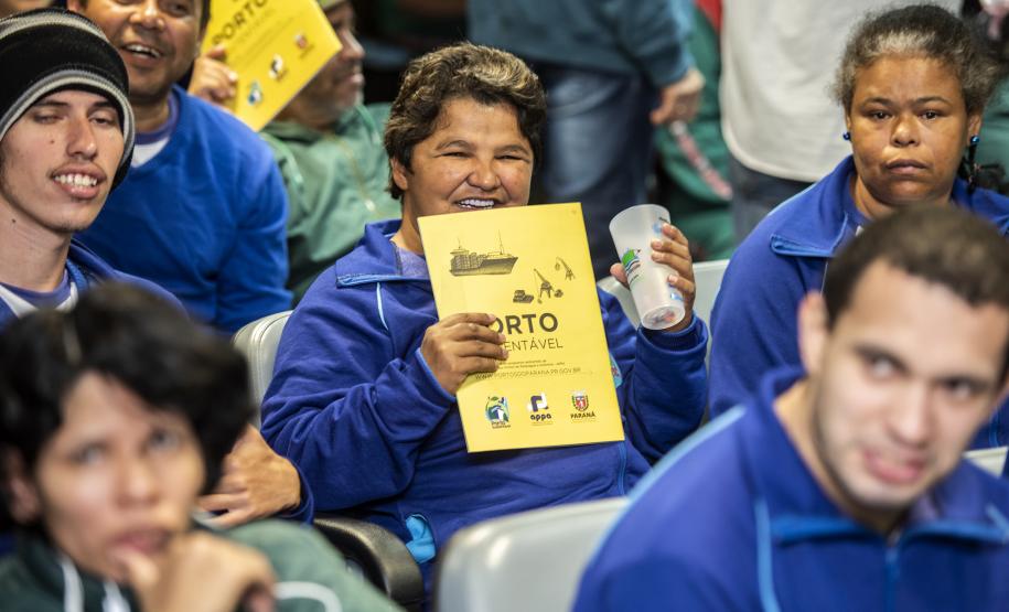 Encerrando as atividades do primeiro semestre do Porto Escola, a equipe da Diretoria de Meio Ambiente da Portos do Paraná recebeu nesta quinta-feira (27) 160 alunos com necessidades especiais da Escola Municipal Eva Cavani, de Paranaguá.