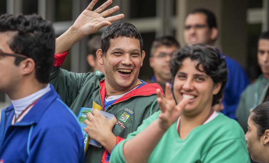 Encerrando as atividades do primeiro semestre do Porto Escola, a equipe da Diretoria de Meio Ambiente da Portos do Paraná recebeu nesta quinta-feira (27) 160 alunos com necessidades especiais da Escola Municipal Eva Cavani, de Paranaguá.