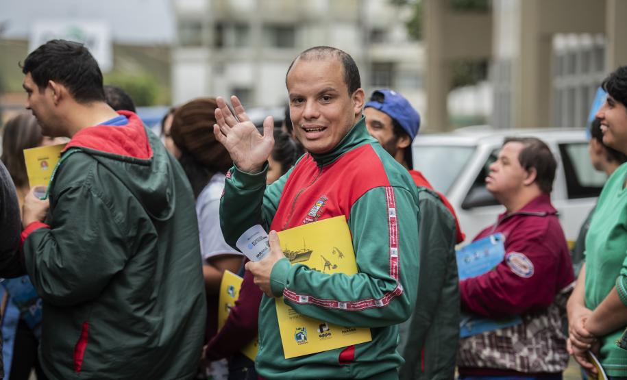 A visita foi dividida em duas turmas de 80 alunos, uma pela manhã e outra, à tarde. Pela manhã, participaram da palestra e visita ao cais do Porto de Paranaguá alunos mais velhos. À tarde, foi a vez das crianças. Nos dois momentos, com os dois públicos, a emoção foi contagiante.