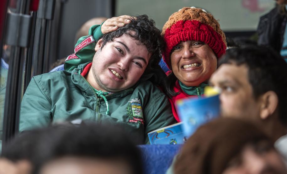 A visita foi dividida em duas turmas de 80 alunos, uma pela manhã e outra, à tarde. Pela manhã, participaram da palestra e visita ao cais do Porto de Paranaguá alunos mais velhos. À tarde, foi a vez das crianças. Nos dois momentos, com os dois públicos, a emoção foi contagiante.
