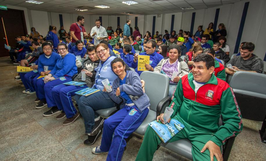 A visita foi dividida em duas turmas de 80 alunos, uma pela manhã e outra, à tarde. Pela manhã, participaram da palestra e visita ao cais do Porto de Paranaguá alunos mais velhos. À tarde, foi a vez das crianças. Nos dois momentos, com os dois públicos, a emoção foi contagiante.