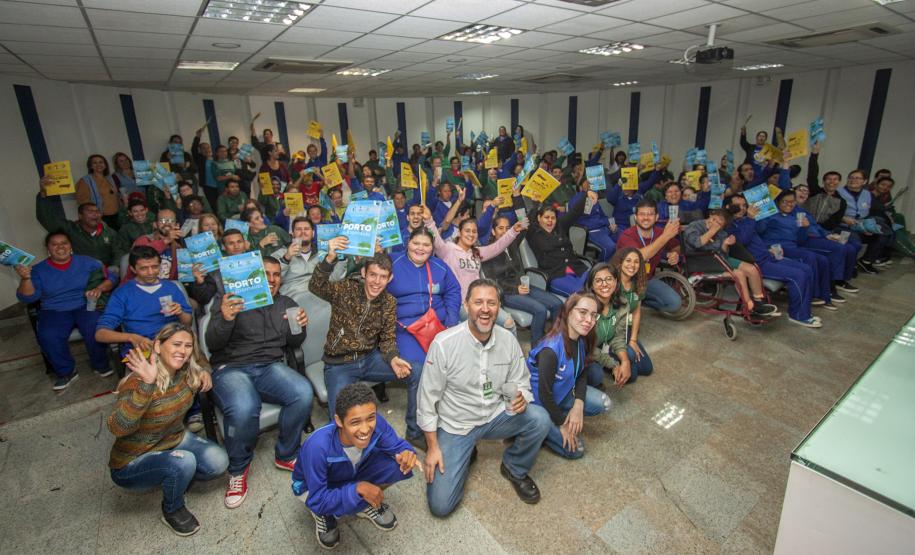 A visita foi dividida em duas turmas de 80 alunos, uma pela manhã e outra, à tarde. Pela manhã, participaram da palestra e visita ao cais do Porto de Paranaguá alunos mais velhos. À tarde, foi a vez das crianças. Nos dois momentos, com os dois públicos, a emoção foi contagiante.