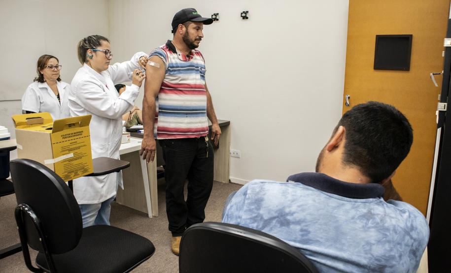 Os caminhoneiros que passarem pelo Pátio de Triagem do Porto de Paranaguá, nesta segunda-feira (1º), das 14h às 17h, vão receber cuidados de saúde, vacinação, orientação espiritual e palestras sobre trânsito e segurança. O evento marca a retomada das edições mensais do projeto Porto em Ação.