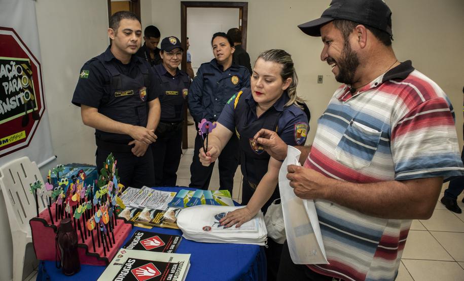~Os caminhoneiros que passarem pelo Pátio de Triagem do Porto de Paranaguá, nesta segunda-feira (1º), das 14h às 17h, vão receber cuidados de saúde, vacinação, orientação espiritual e palestras sobre trânsito e segurança. O evento marca a retomada das edições mensais do projeto Porto em Ação.
