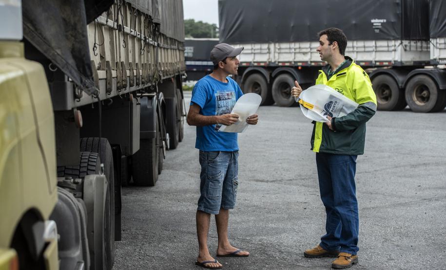 Os caminhoneiros que passarem pelo Pátio de Triagem do Porto de Paranaguá, nesta segunda-feira (1º), das 14h às 17h, vão receber cuidados de saúde, vacinação, orientação espiritual e palestras sobre trânsito e segurança. O evento marca a retomada das edições mensais do projeto Porto em Ação.