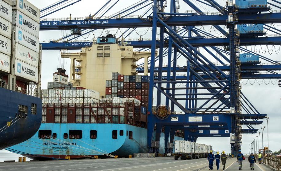 Profundidade que as embarcações ficam submersas na água, no novo berço 218, passa de 9,5 para 12,5 metros. Com isso, o porto paranaense deve ter um ganho operacional de 25%, flexibilizando o uso dos quatro berços exclusivos para carga conteinerizada e sob rodas.