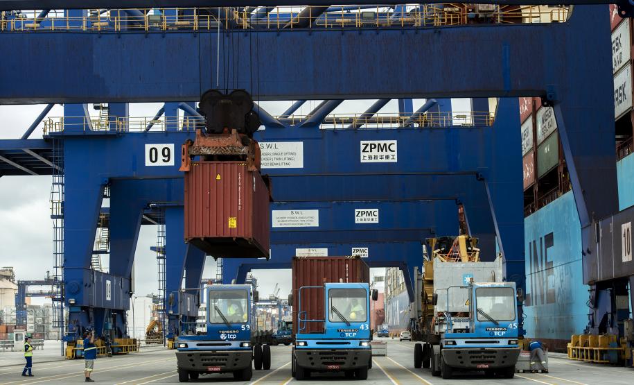 Profundidade que as embarcações ficam submersas na água, no novo berço 218, passa de 9,5 para 12,5 metros. Com isso, o porto paranaense deve ter um ganho operacional de 25%, flexibilizando o uso dos quatro berços exclusivos para carga conteinerizada e sob rodas.