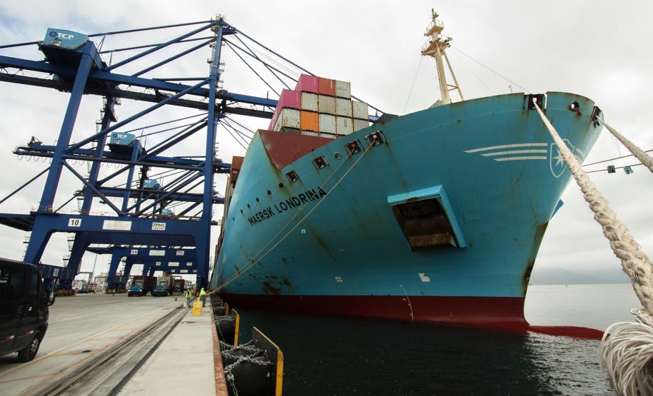 Profundidade que as embarcações ficam submersas na água, no novo berço 218, passa de 9,5 para 12,5 metros. Com isso, o porto paranaense deve ter um ganho operacional de 25%, flexibilizando o uso dos quatro berços exclusivos para carga conteinerizada e sob rodas.