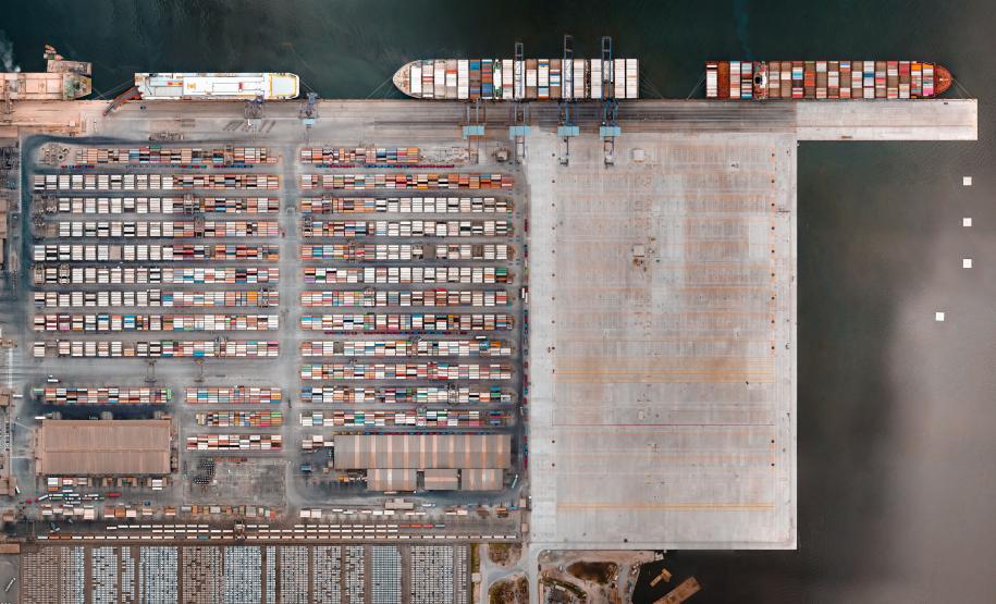 Profundidade que as embarcações ficam submersas na água, no novo berço 218, passa de 9,5 para 12,5 metros. Com isso, o porto paranaense deve ter um ganho operacional de 25%, flexibilizando o uso dos quatro berços exclusivos para carga conteinerizada e sob rodas.