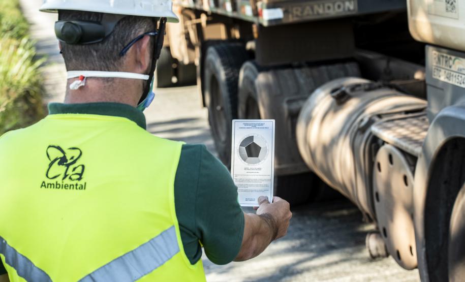Qualidade do ar: Portos do Paraná monitora 2,5 mil caminhões Empresa pública realiza atividades regulares para avaliar a emissão da chamada “fumaça preta”. Cerca de 99% dos veículos que passam pelos portos de Paranaguá e Antonina estão em conformidade com a lei