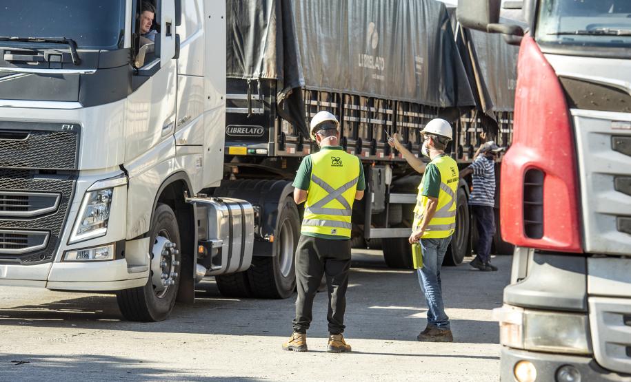 Qualidade do ar: Portos do Paraná monitora 2,5 mil caminhões Empresa pública realiza atividades regulares para avaliar a emissão da chamada “fumaça preta”. Cerca de 99% dos veículos que passam pelos portos de Paranaguá e Antonina estão em conformidade com a lei