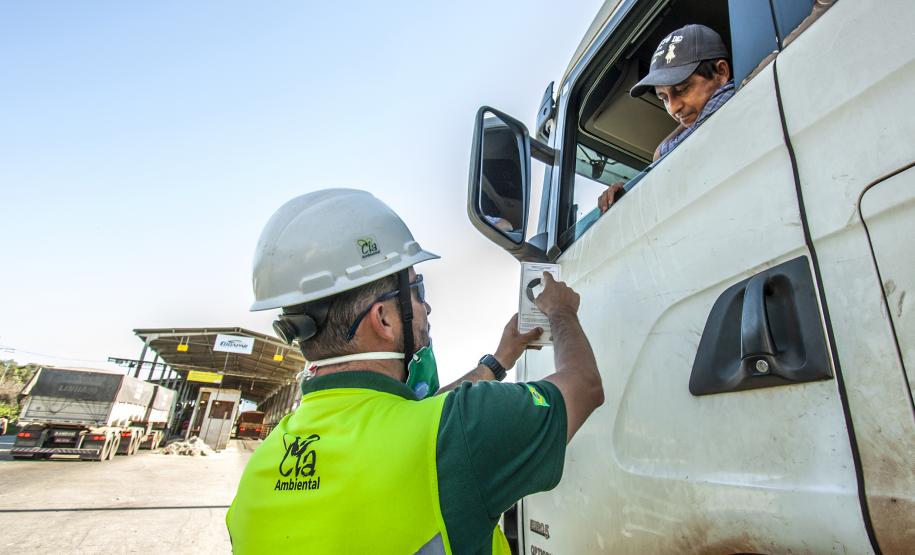 Qualidade do ar: Portos do Paraná monitora 2,5 mil caminhões Empresa pública realiza atividades regulares para avaliar a emissão da chamada “fumaça preta”. Cerca de 99% dos veículos que passam pelos portos de Paranaguá e Antonina estão em conformidade com a lei