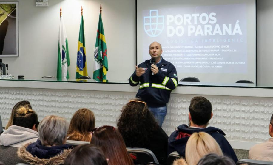 O Porto de Paranaguá retomou a recepção de grupo para palestra e visitação ao cais nos finais de semana. Os alunos do Colégio Estadual Júlio Mesquita, de Curitiba, foram os primeiros a participar das atividades neste sábado (6).