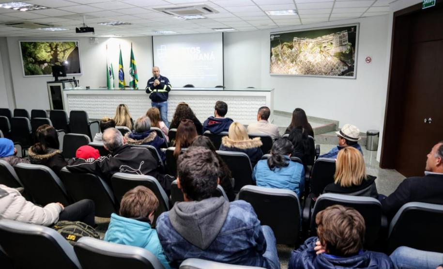 O Porto de Paranaguá retomou a recepção de grupo para palestra e visitação ao cais nos finais de semana. Os alunos do Colégio Estadual Júlio Mesquita, de Curitiba, foram os primeiros a participar das atividades neste sábado (6).
