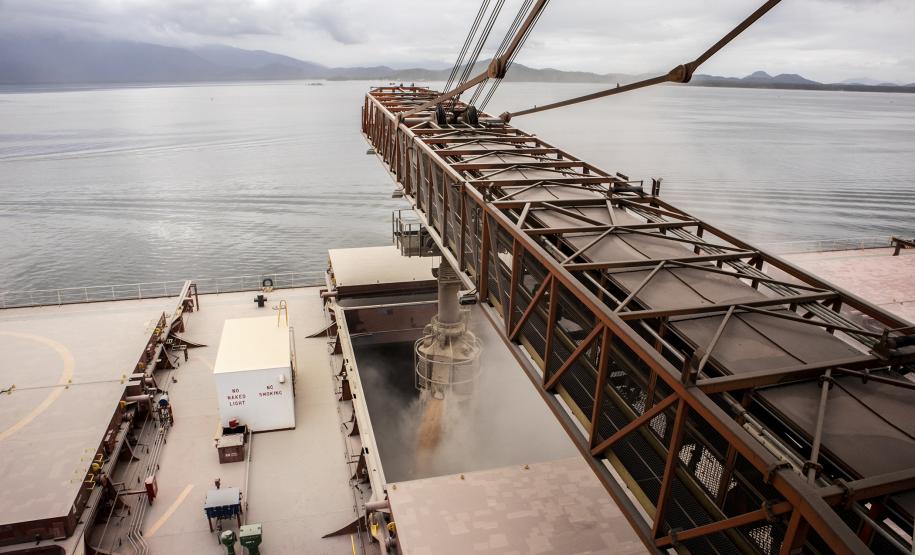 Em junho, os Portos de Paranaguá e Antonina movimentaram quase 5,3 milhões de toneladas de carga. O volume é 15% maior que o registrado no mesmo mês de 2018, quando foram 4,6 milhões de toneladas. Os números foram divulgados nesta terça-feira (9) pela empresa pública Portos do Paraná.