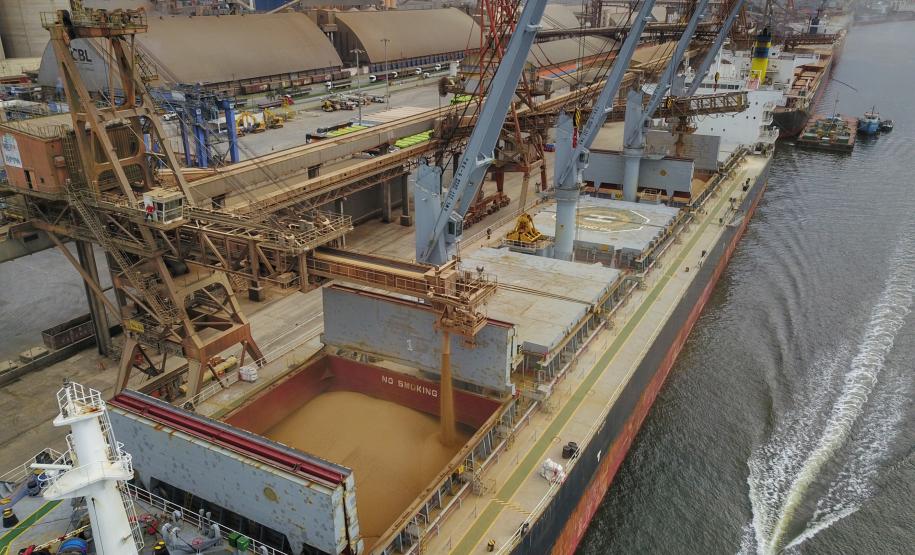 Em junho, os Portos de Paranaguá e Antonina movimentaram quase 5,3 milhões de toneladas de carga. O volume é 15% maior que o registrado no mesmo mês de 2018, quando foram 4,6 milhões de toneladas. Os números foram divulgados nesta terça-feira (9) pela empresa pública Portos do Paraná.