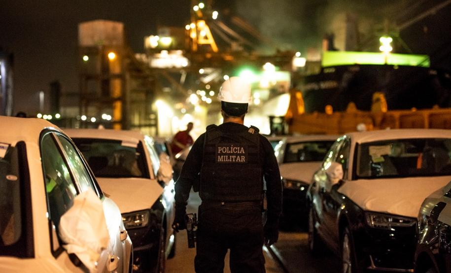 Um grupo formado por integrantes da Guarda Portuária, militares e agentes federais, junto de cães farejadores, vistoriaram cerca de 109 veículos que saíram com destino à África.