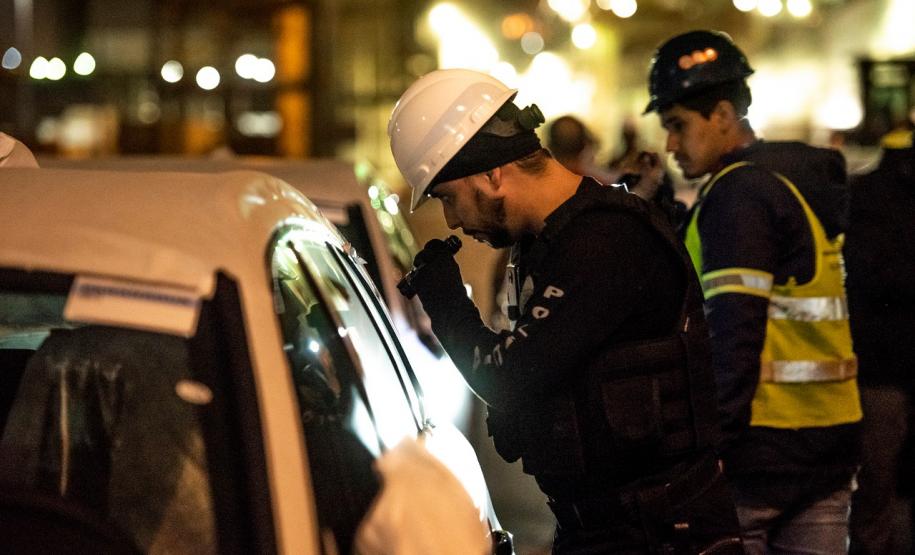 Um grupo formado por integrantes da Guarda Portuária, militares e agentes federais, junto de cães farejadores, vistoriaram cerca de 109 veículos que saíram com destino à África.