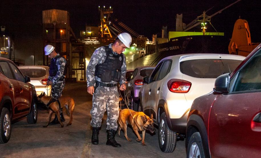 Um grupo formado por integrantes da Guarda Portuária, militares e agentes federais, junto de cães farejadores, vistoriaram cerca de 109 veículos que saíram com destino à África.