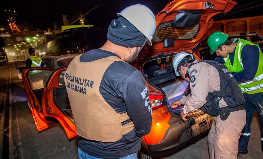 Um grupo formado por integrantes da Guarda Portuária, militares e agentes federais, junto de cães farejadores, vistoriaram cerca de 109 veículos que saíram com destino à África.