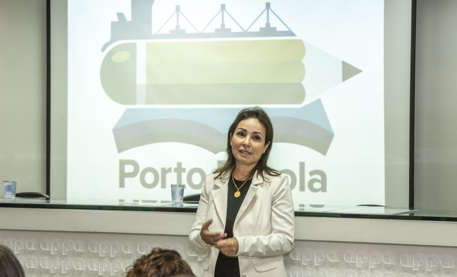 Cerimônia de premiação aconteceu nesta quarta-feira (10). Os dez alunos vencedores do concurso de desenhos e frases do programa Porto Escola, acompanhados de professores, ganharam um passeio de barco, kits de desenho e um quadro com a composição vencedora.