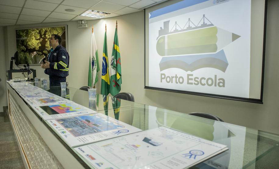 Cerimônia de premiação aconteceu nesta quarta-feira (10). Os dez alunos vencedores do concurso de desenhos e frases do programa Porto Escola, acompanhados de professores, ganharam um passeio de barco, kits de desenho e um quadro com a composição vencedora.