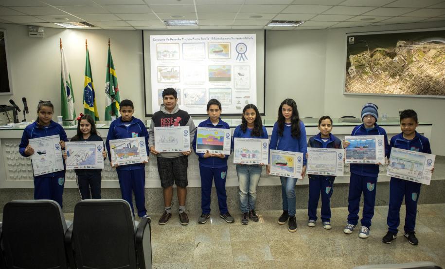 Cerimônia de premiação aconteceu nesta quarta-feira (10). Os dez alunos vencedores do concurso de desenhos e frases do programa Porto Escola, acompanhados de professores, ganharam um passeio de barco, kits de desenho e um quadro com a composição vencedora.