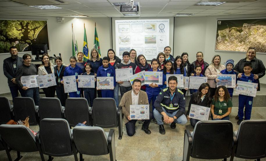 Cerimônia de premiação aconteceu nesta quarta-feira (10). Os dez alunos vencedores do concurso de desenhos e frases do programa Porto Escola, acompanhados de professores, ganharam um passeio de barco, kits de desenho e um quadro com a composição vencedora.